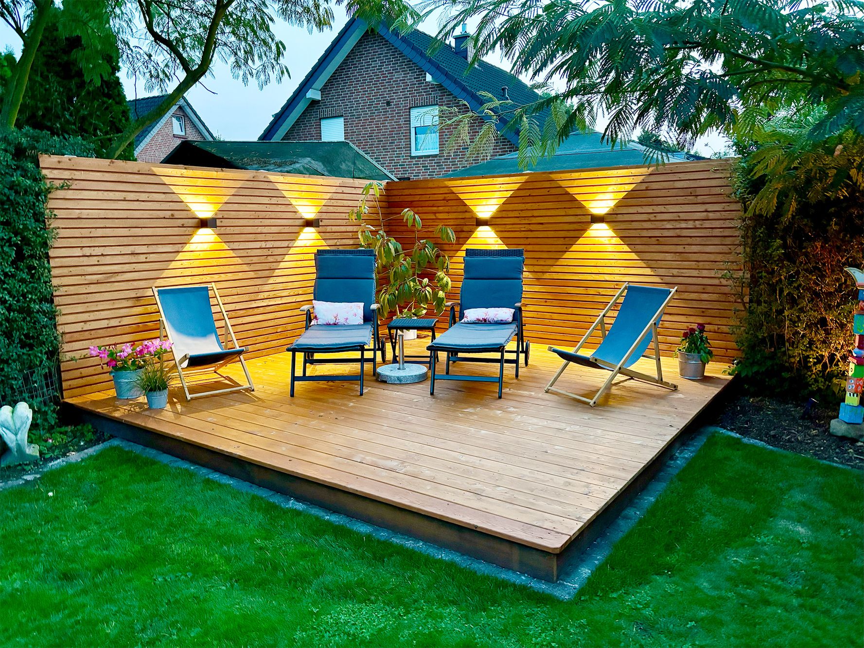 Holzterrasse mit Beleuchtung